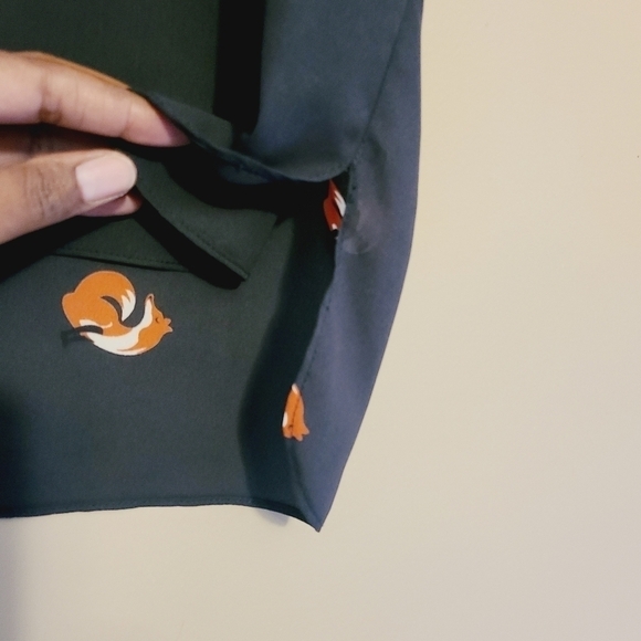 Everly | Women's Navy Fox Print Hi-Low Rolled Sleeved Top (Size Medium) - Picture 10 of 11